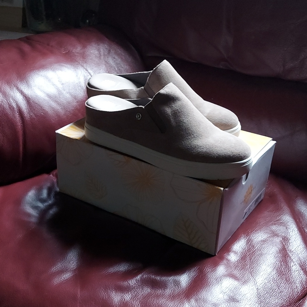Beige leather mules